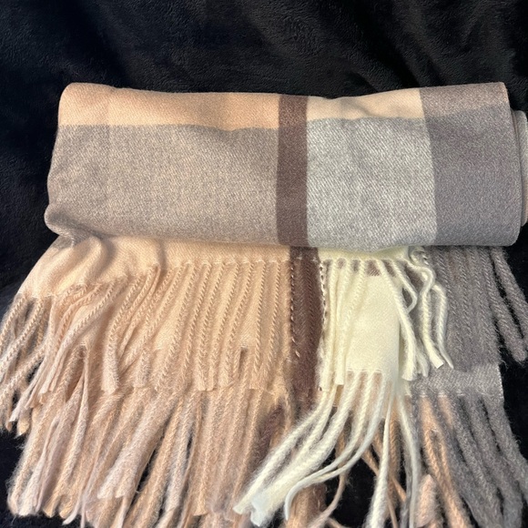 Pretty fall scarf 10/10 condition - Picture 1 of 3